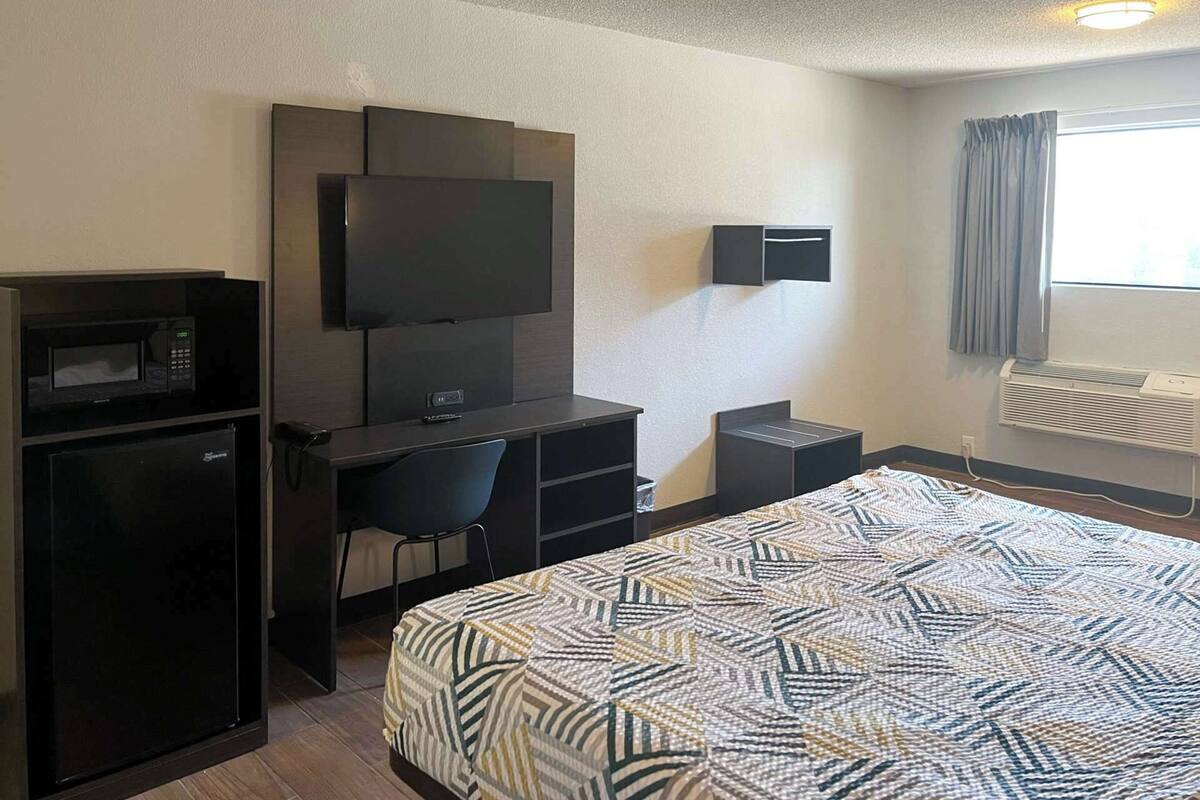 Desk, laptop workspace, free WiFi, bed sheets