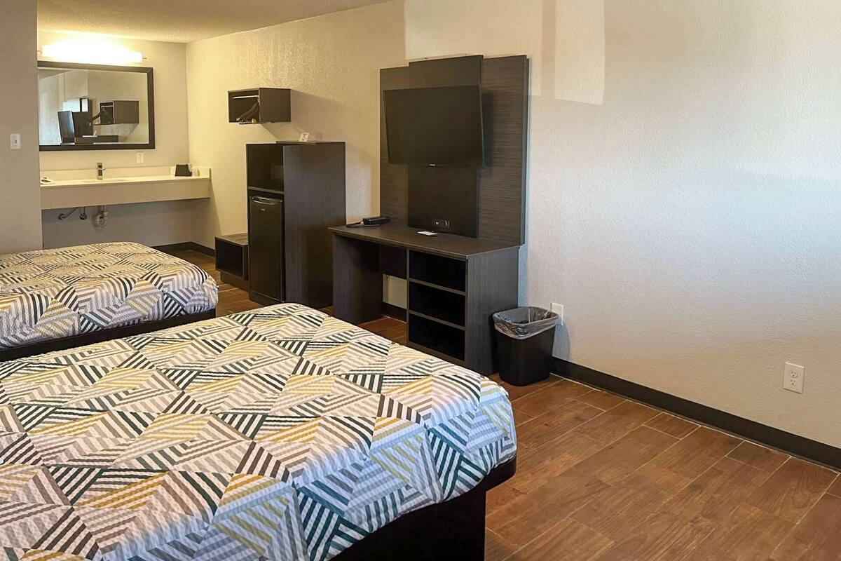 Desk, laptop workspace, free WiFi, bed sheets