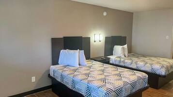 Een bureau, een laptopwerkplek, gratis wifi, beddengoed