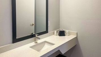 Een bad/douchecombinatie, gratis toiletartikelen, handdoeken