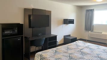 Een bureau, een laptopwerkplek, gratis wifi, beddengoed