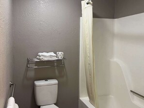 Combined shower/tub, free toiletries, towels - Motel 6 Hurricane, WV (Hurricane)