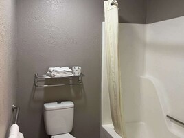 Combined shower/tub, free toiletries, towels