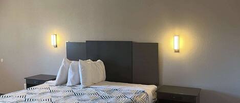 Skrivebord, skrivebord for bærbar PC, wi-fi (inkludert) og sengetøy