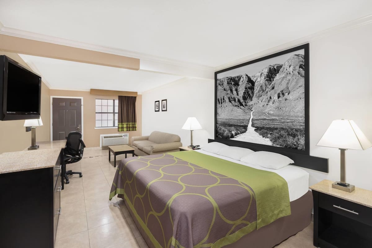 Kamar Standar, 1 Tempat Tidur King | Meja kerja, setrika/meja setrika, dan tempat tidur lipat/tambahan