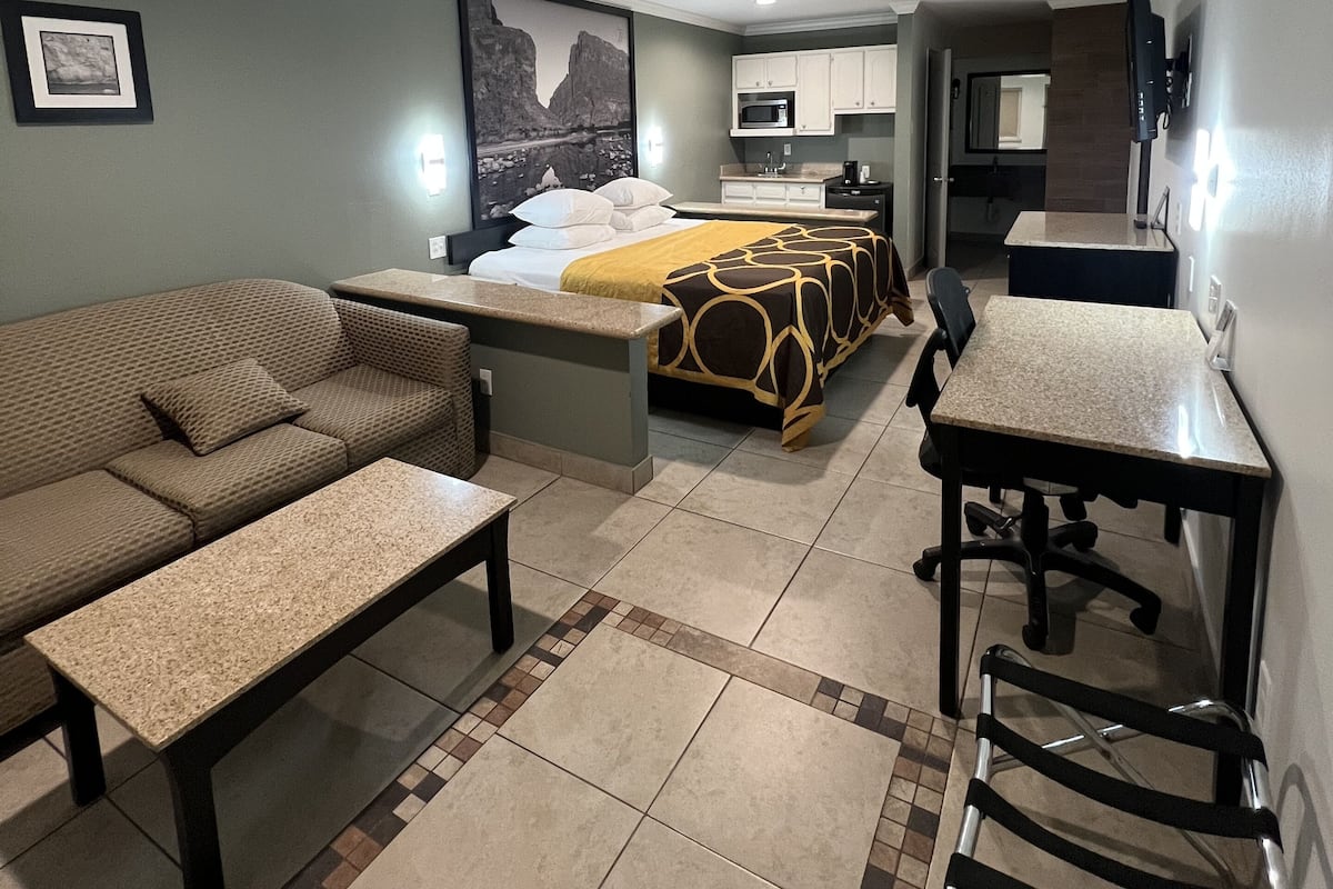 Suite, 1 cama King size, para no fumadores | Escritorio, tabla de planchar con plancha, camas extra y wifi gratis