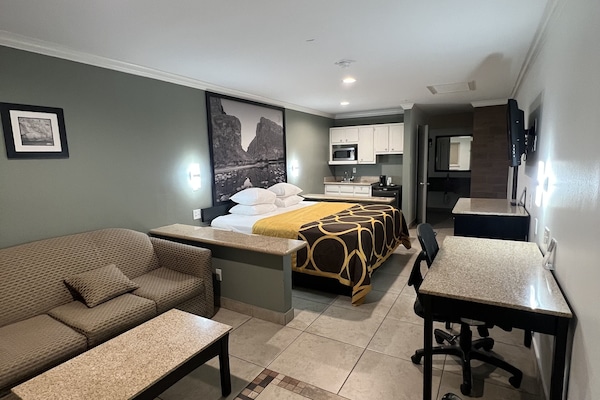 Suite, 1 Katil Raja (King), Non Smoking | Meja, seterika/papan seterika, katil lipat simpan/tambahan