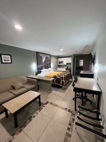 Escritorio, tabla de planchar con plancha y camas plegables/adicionales