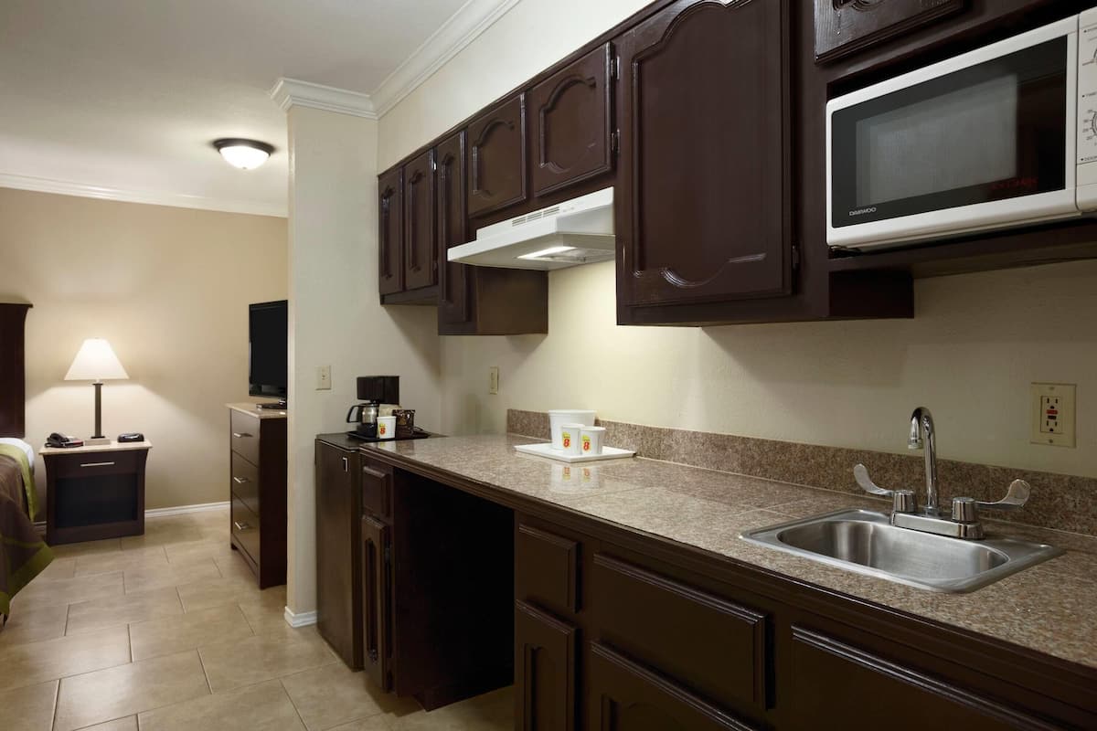 Suite (1 King and 1 Queen bed) | Meja kerja, setrika/meja setrika, dan tempat tidur lipat/tambahan