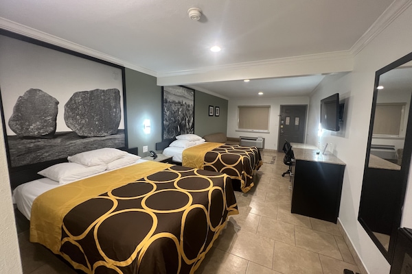 Rom – standard, 2 queensize-senger, ikke-røyk | Skrivebord, strykejern/-brett og ekstrasenger (mot et tillegg)