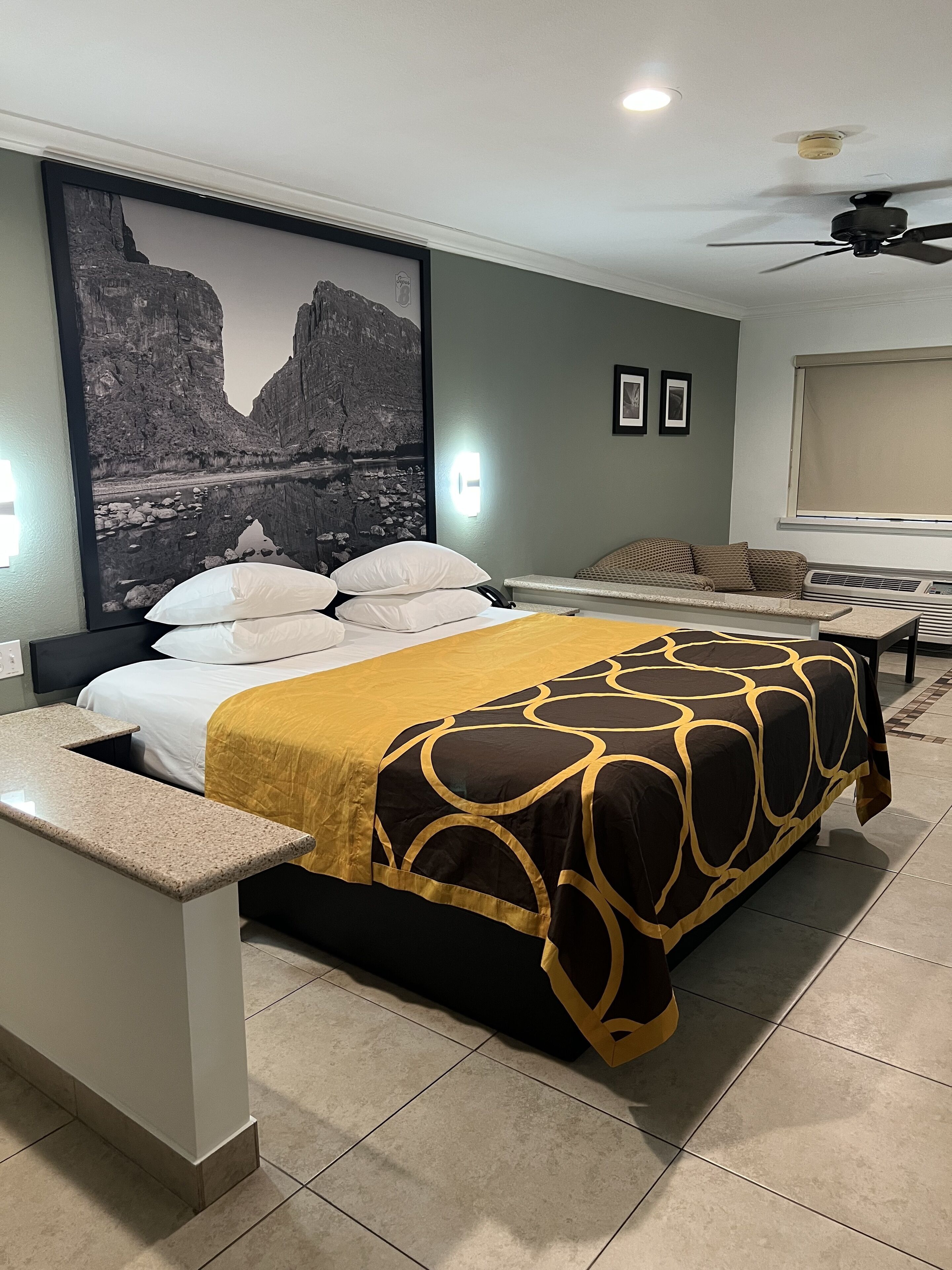 Suite, 1 cama de matrimonio grande, no fumadores | Escritorio, tabla de planchar con plancha, camas supletorias