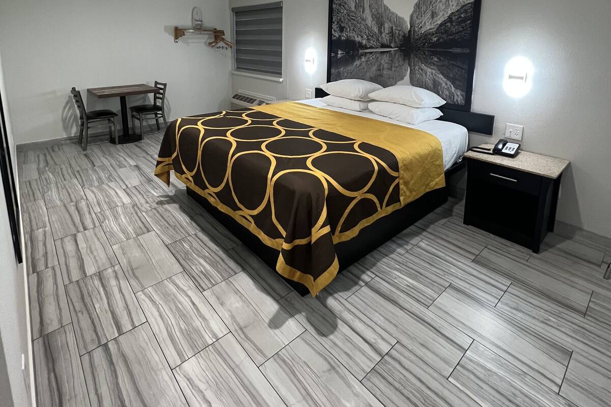 ห้องสวีท (1 King and 1 Queen bed) | โต๊ะทำงาน, เตารีด/โต๊ะรีดผ้า, Wi-Fi ฟรี, ผ้าปูที่นอน