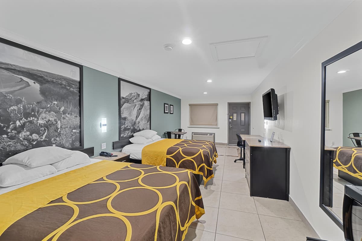 Habitación estándar, 2 camas Queen size, para no fumadores | Escritorio, tabla de planchar con plancha, camas extra y wifi gratis