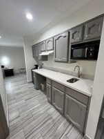 Suíte (1 King and 1 Queen bed) | Cozinha privada | Geladeira, micro-ondas