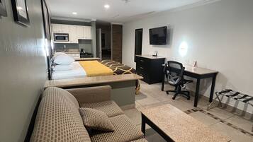 Escritorio, tabla de planchar con plancha y camas plegables/adicionales