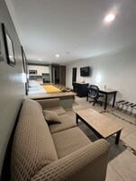 Suíte, 1 cama King, para não fumantes | Escrivaninha, ferros/tábuas de passar roupa, Wi-Fi de cortesia