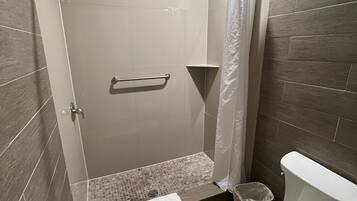 Suite, 1 très grand lit, non-fumeurs | Salle de bain | Articles de toilette gratuits, sèche-cheveux, serviettes fournies