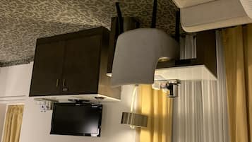 Hypo-allergenic bedding, in-room safe, desk, laptop workspace