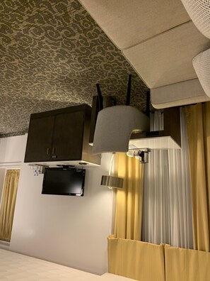 Hypo-allergenic bedding, in-room safe, desk, laptop workspace