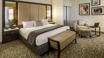 Ropa de cama hipoalergénica y caja de seguridad en la habitación