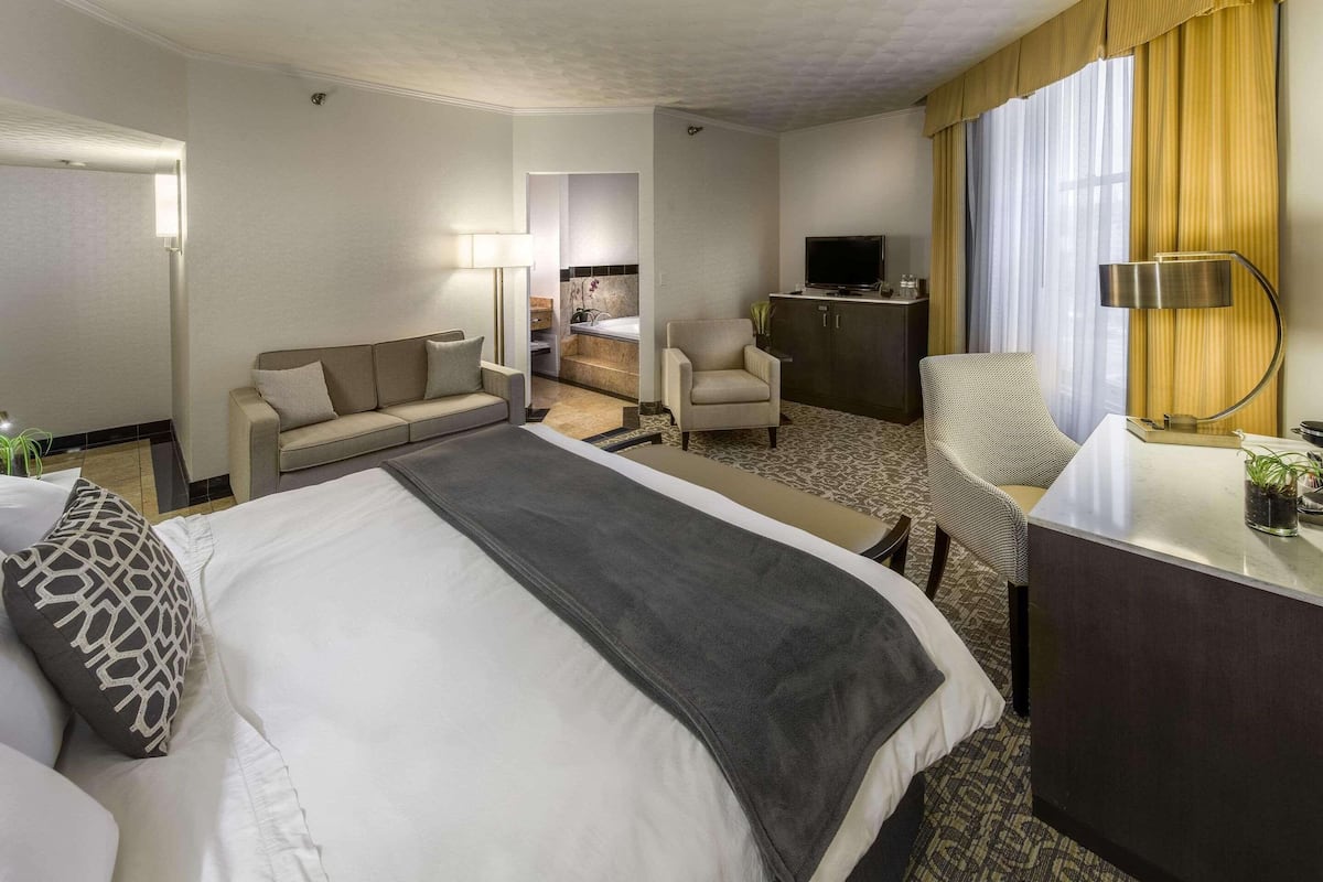 Suite, 1 cama de matrimonio grande, no fumadores, bañera de hidromasaje | Ropa de cama hipoalergénica, caja fuerte, escritorio