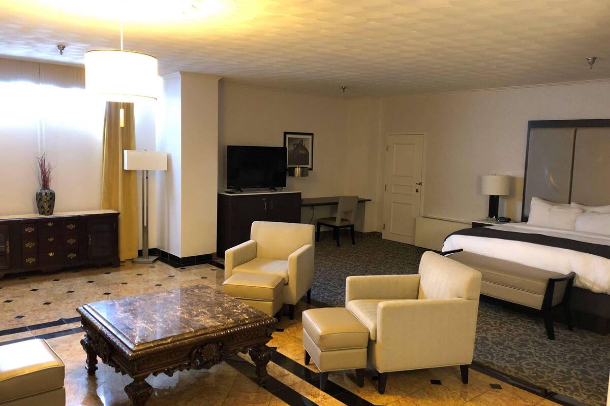 Premium bedding, in-room safe, desk, laptop workspace