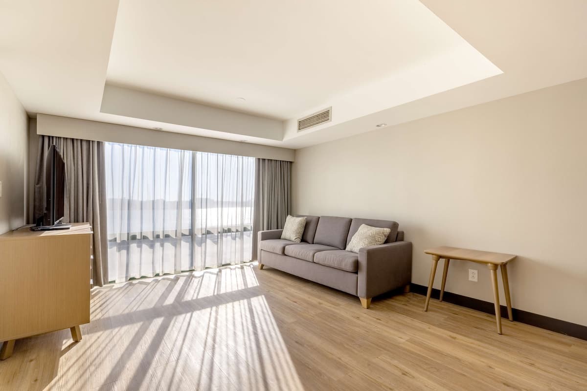 Suite, 1 cama King size | Ropa de cama de alta calidad y caja de seguridad en la habitación