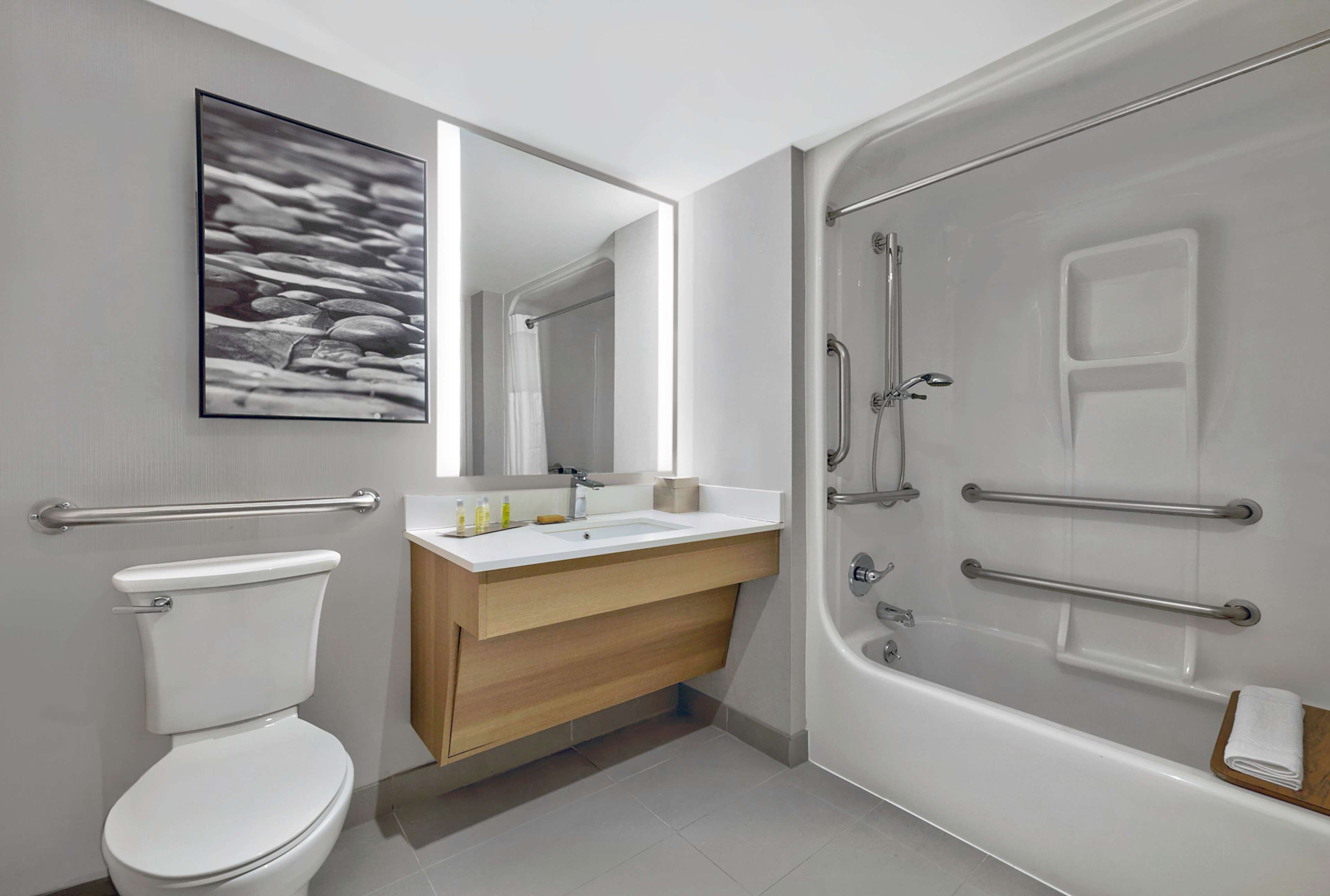 Kombinert dusj/badekar, designertoalettartikler, hårføner og håndklær