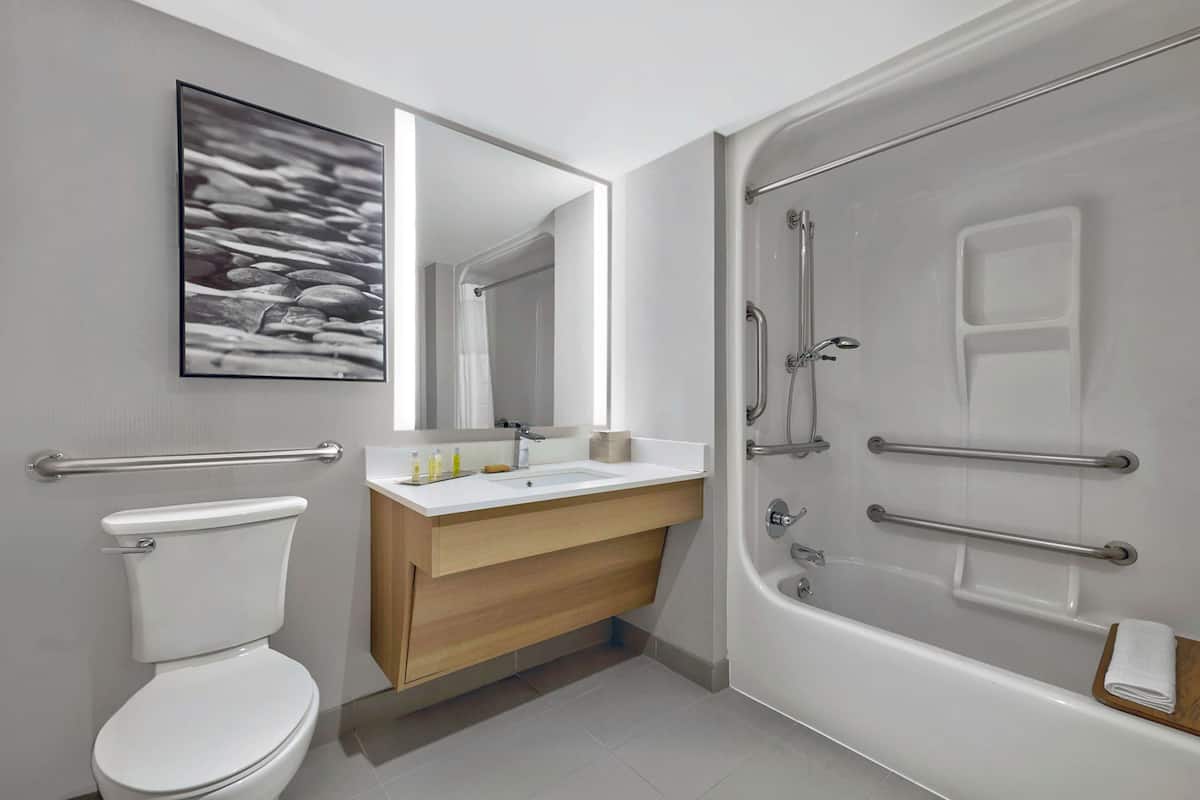 Kombinert dusj/badekar, designertoalettartikler, hårføner og håndklær