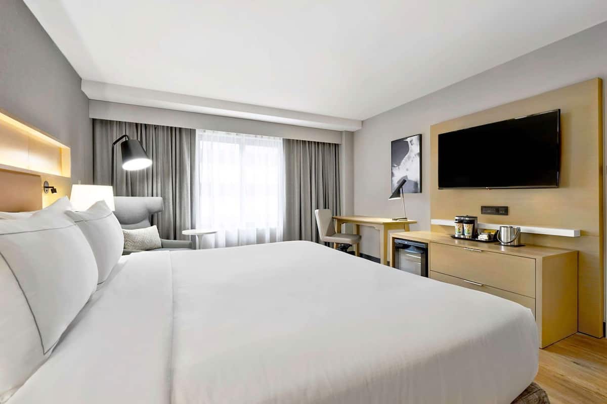 Premium bedding, in-room safe, desk, blackout drapes
