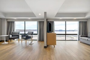 Suite, 1 King Bed | Living area | TV, pay movies - DoubleTree by Hilton Davenport (Davenport)