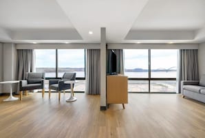 Suíte, 1 cama King | Área de estar | TV, filmes pagos