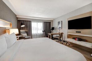 Room, 1 King Bed | Premium bedding, in-room safe, desk, blackout drapes - DoubleTree by Hilton Davenport (Davenport)