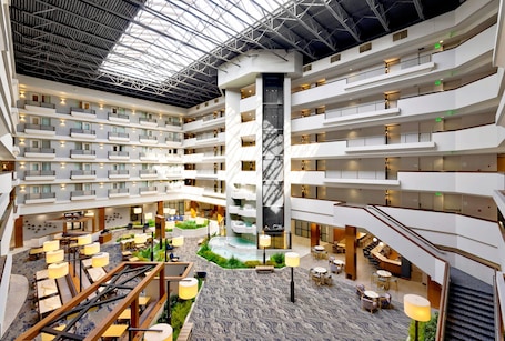 Lobby. DoubleTree by Hilton Davenport