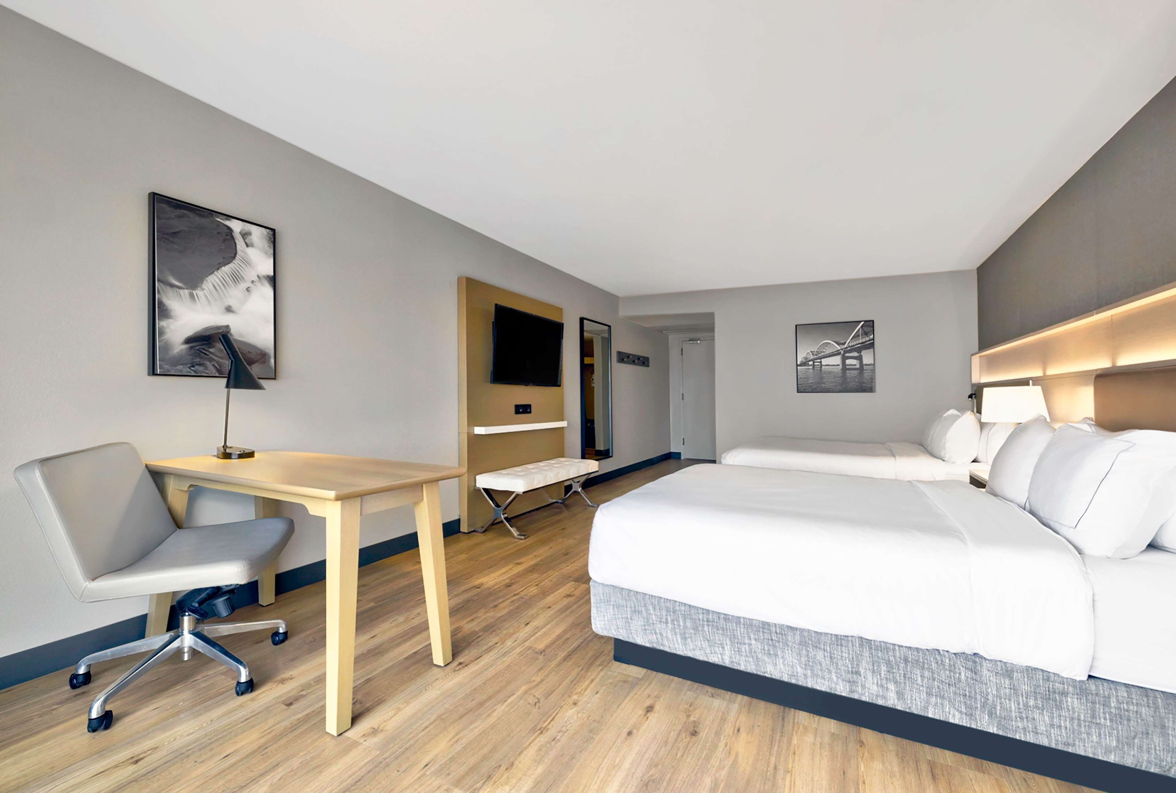 Premium bedding, in-room safe, desk, blackout drapes