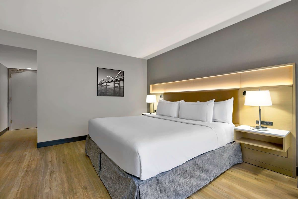 Ropa de cama de alta calidad y caja de seguridad en la habitación
