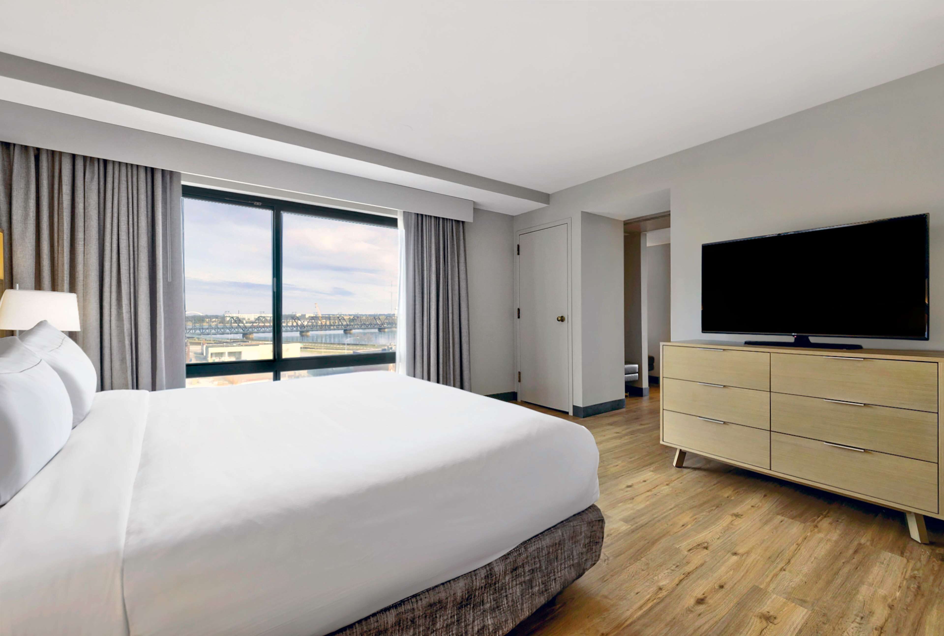 Suite, 1 kingsize-seng | Sengetøy av topp kvalitet, safe på rommet og skrivebord