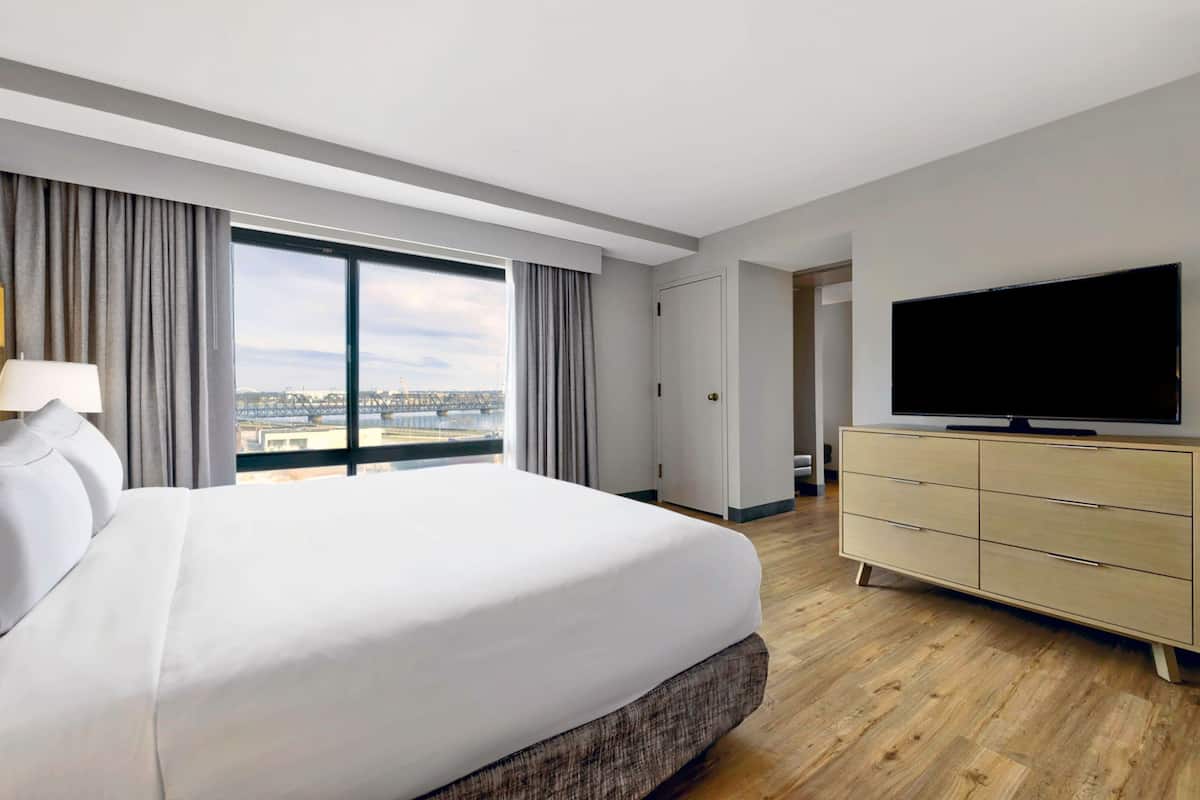 Suite, 1 kingsize-seng | Sengetøy av topp kvalitet, safe på rommet og skrivebord