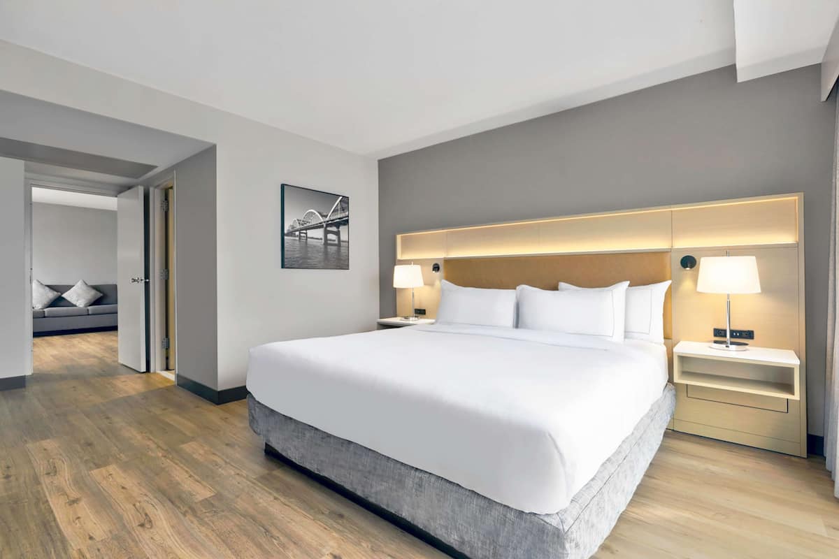 Ropa de cama de alta calidad y caja de seguridad en la habitación
