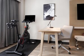 Room, 1 King Bed | Premium bedding, in-room safe, desk, blackout drapes - DoubleTree by Hilton Davenport (Davenport)