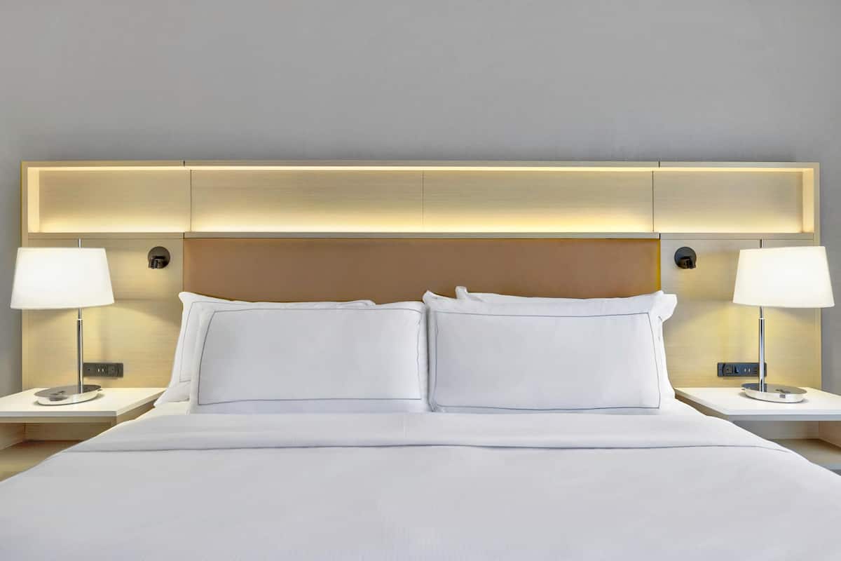 Premium bedding, in-room safe, desk, blackout drapes