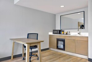 Minibar - DoubleTree by Hilton Davenport (Davenport)