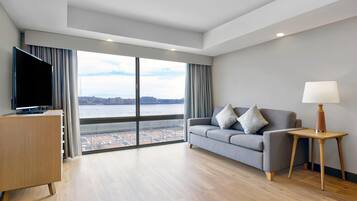Suite, 1 King Bed | Living area