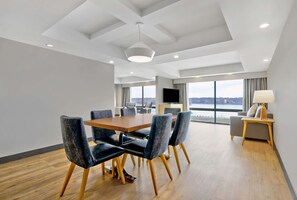 Suite, 1 cama King size | Área de sala de estar | Televisión y películas con cargo 