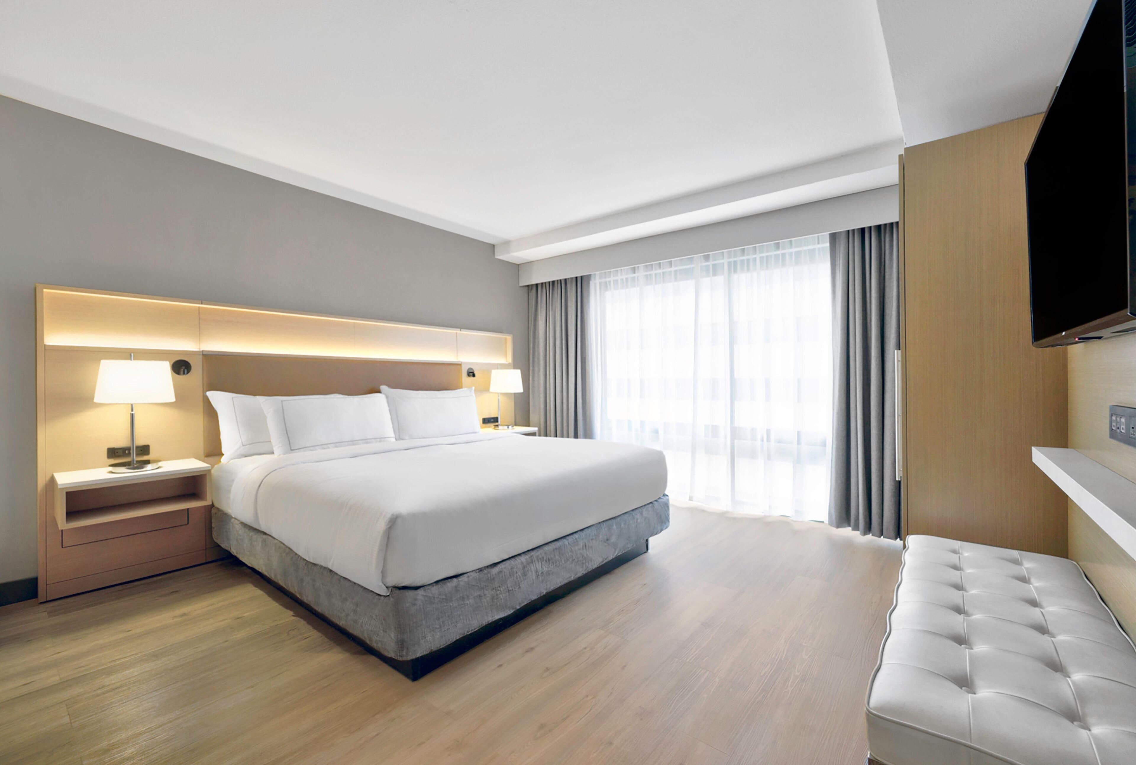 Suite, 1 King-Bett | Hochwertige Bettwaren, Zimmersafe, Schreibtisch, Verdunkelungsvorhänge