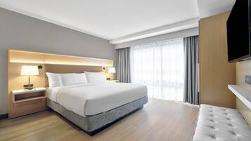 Suite, 1 King-Bett | Hochwertige Bettwaren, Zimmersafe, Schreibtisch, Verdunkelungsvorhänge