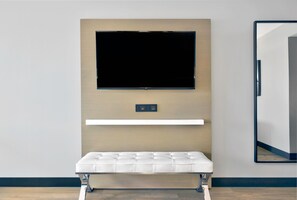 Premium bedding, in-room safe, desk, blackout drapes - DoubleTree by Hilton Davenport (Davenport)