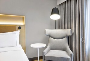 Premium bedding, in-room safe, desk, blackout drapes - DoubleTree by Hilton Davenport (Davenport)
