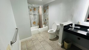 Habitación, 2 camas matrimoniales, tina para personas con discapacidad, para no fumadores | Baño | Regadera y toallas 