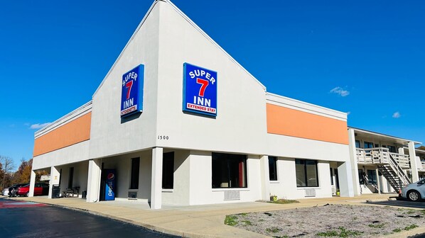 Welcome to 7 Inn Extended Stay, a modern hotel with a covered entrance area.